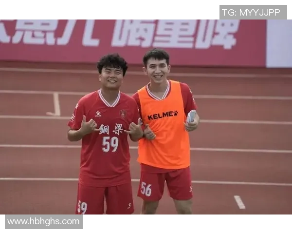 三兄弟球星携手登场足球场上演精彩对决足球男英雄篇 三兄弟球星携手登场足球场上演精彩对决足球男英雄篇