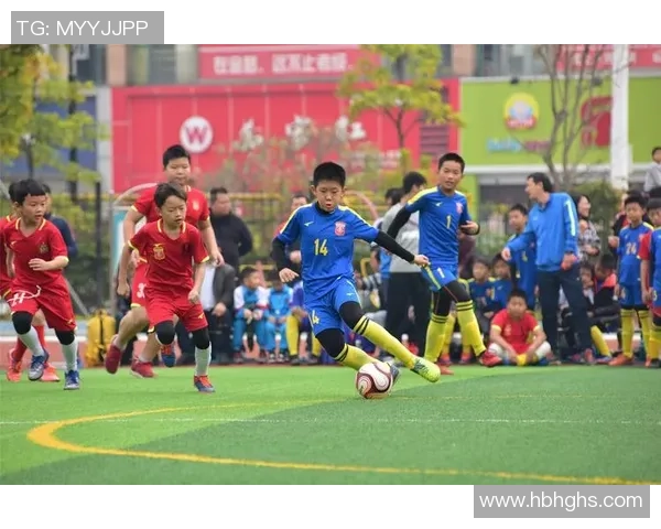 两人合作训练提升足球技术 选用明星球杆助力个人与团队成长 两人合作训练提升足球技术 选用明星球杆助力个人与团队成长